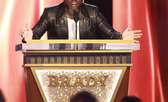 KEVIN HART RECEIVES CUSTOM “GROAT” RING FEATURING 400 WHITE DIAMONDS AT HIS ROAST