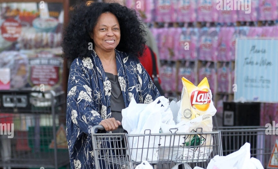 MUSIC LEGEND DIANA ROSS SPOTTED GROCERY SHOPPING IN RARE OUTING AND FANS CAN’T GET ENOUGH-VIDEO