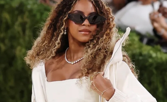 BLUE IVY CARTER, 14, BECOMES ONE OF THE YOUNGEST EVER TO ATTEND THE MET GALA IN STRIKING DEBUT LOOK