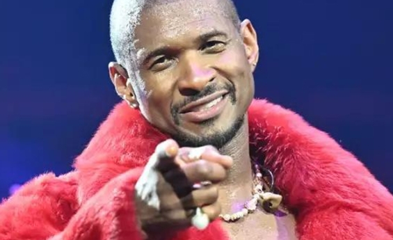 FANS ACCUSE USHER OF HIRING BODY DOUBLE IN PERFORMANCE