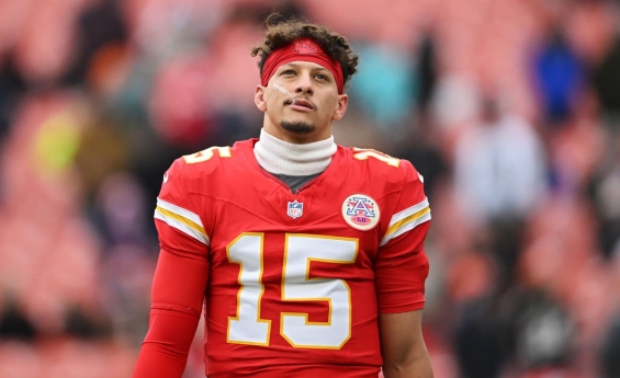 PATRICK MAHOMES SPLUNGERS ON KANSAS CITY CHIEFS TEAMMATES FOR THE HOLIDAYS