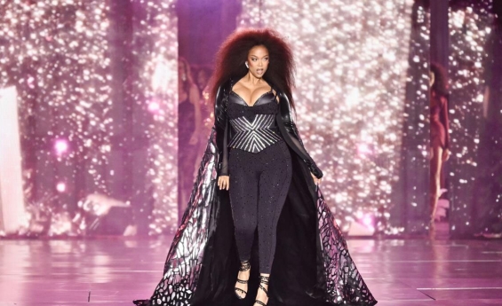 TYRA BANKS MAKES HISTORIC COMEBACK AT VICTORIA'S SECRET FASHION SHOW 2024