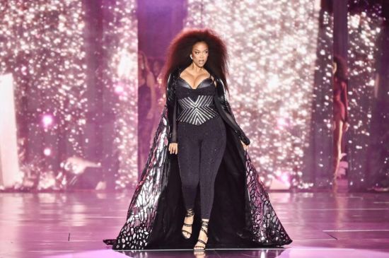 TYRA BANKS MAKES HISTORIC COMEBACK AT VICTORIA'S SECRET FASHION SHOW 2024