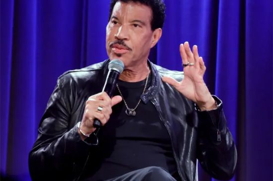 LIONEL RICHIE REMAINS HOSPITALIZED AS NEW DETAILS ABOUT HEALTH EMERGE