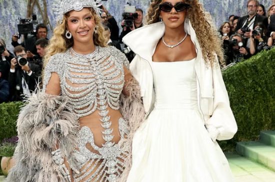  TINA KNOWLES OPENS UP ABOUT WATCHING BEYONCÉ AND BLUE IVY WALK THE 2026 MET GALA RED CARPET TOGETHER.