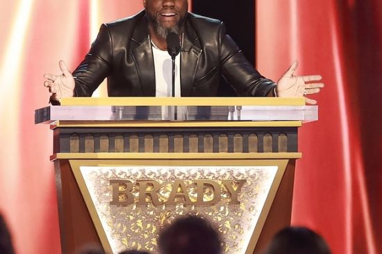 KEVIN HART RECEIVES CUSTOM “GROAT” RING FEATURING 400 WHITE DIAMONDS AT HIS ROAST