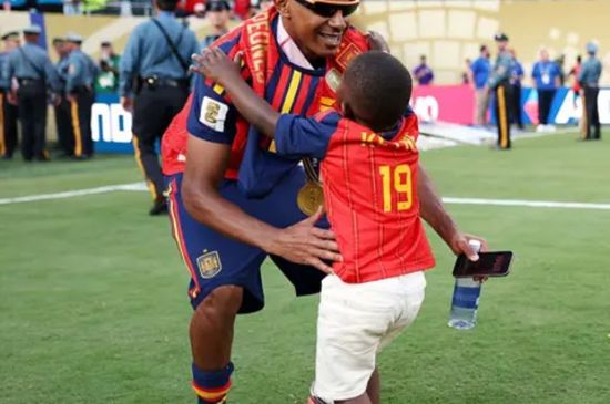 YAMAL AND LITTLE BROTHER WIN HEARTS WORLDWIDE